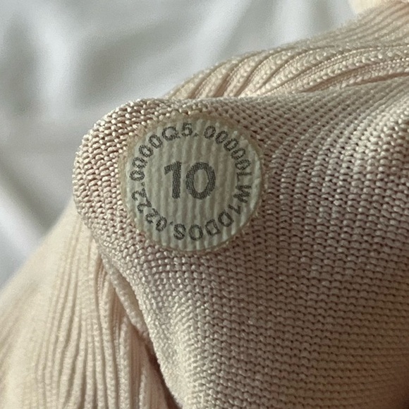 Lululemon Athletica “Ebb to Street” Medium Support Cropped Athletic Tank SIZE 10 - Picture 8 of 8